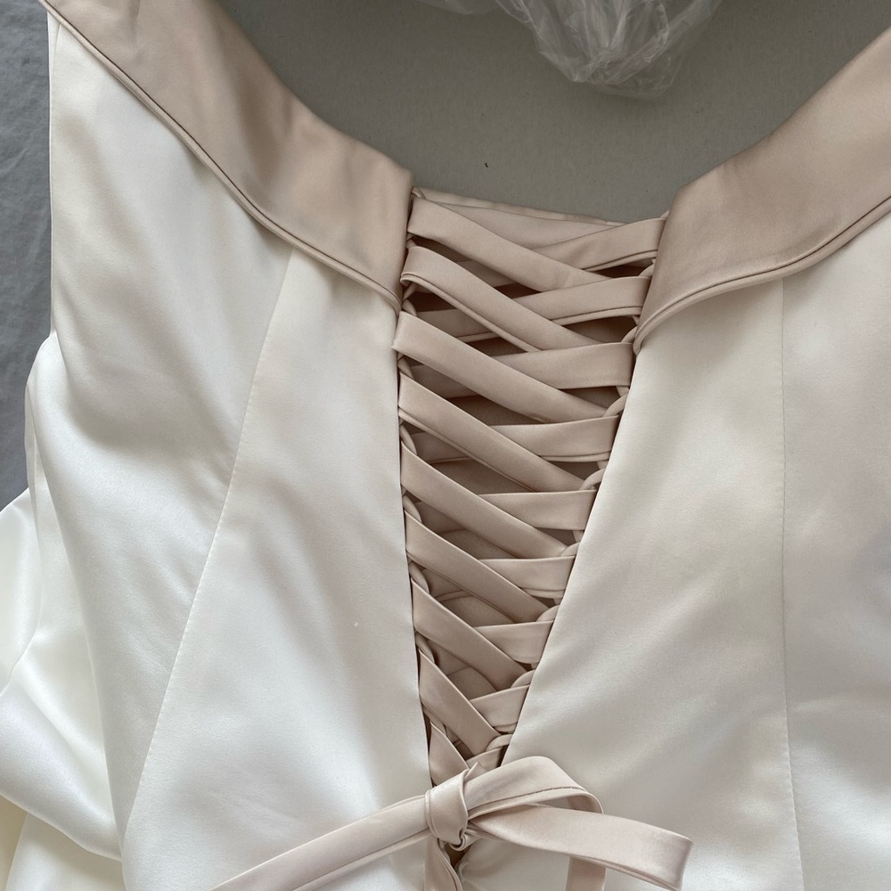 Wedding gown - Picture 10 of 14